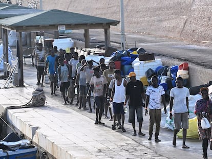 Migrantes llegados este lunes a Lampedusa.