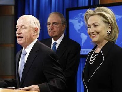 Crowley con Clinton, en 2010 en el Departamento de Estado