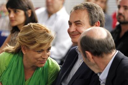 Zapatero (c) with Rubalcaba and Elena Valenciano on Sunday. 