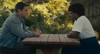 Matt Damon y Viola Davis, respectivamente en los papales del ejecutivo Sonny Vaccaro y de Deloris Jordan, madre de Michael, en un fotograma de 'Air'.