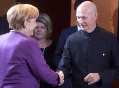 La canciller alemana Ángela Merkel (primer plano), salude al director general de la Organización Mundial del Comercio (OMC), Pascal Lamy, durante una reunión en Berlín, Alemania hoy.