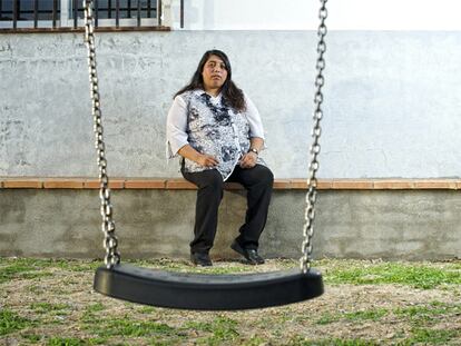 Dolores Hernández en Hontanar (Toledo), donde vive desde hace seis años y medio con su pareja y sus dos hijas.