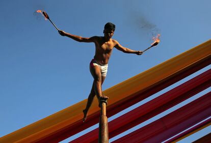 Un hombre durante un ejercicio de 'Malkhamb' (gimnasia tradicional india), durante un festival universitario en Mumbai. 