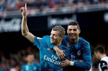 .Toni Kroos celebra con Cristiano Ronaldo la consecucin del cuarto gol de su equipo ante el Valencia.