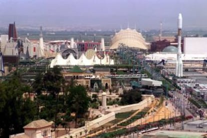 Escena panorámica de los pabellones y avenidas construidas para la Exposición Universal de Sevilla.