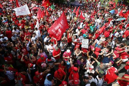 Grandes grupos de personas participan en actos de apoyo al ex mandatario Luiz Inácio Lula da Silva, en la ciudad de Porto Alegre (Brasil). 