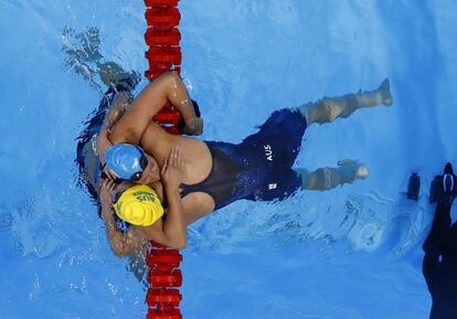 Mireia Belonte es felicitada tras ganar la medalla de oro.