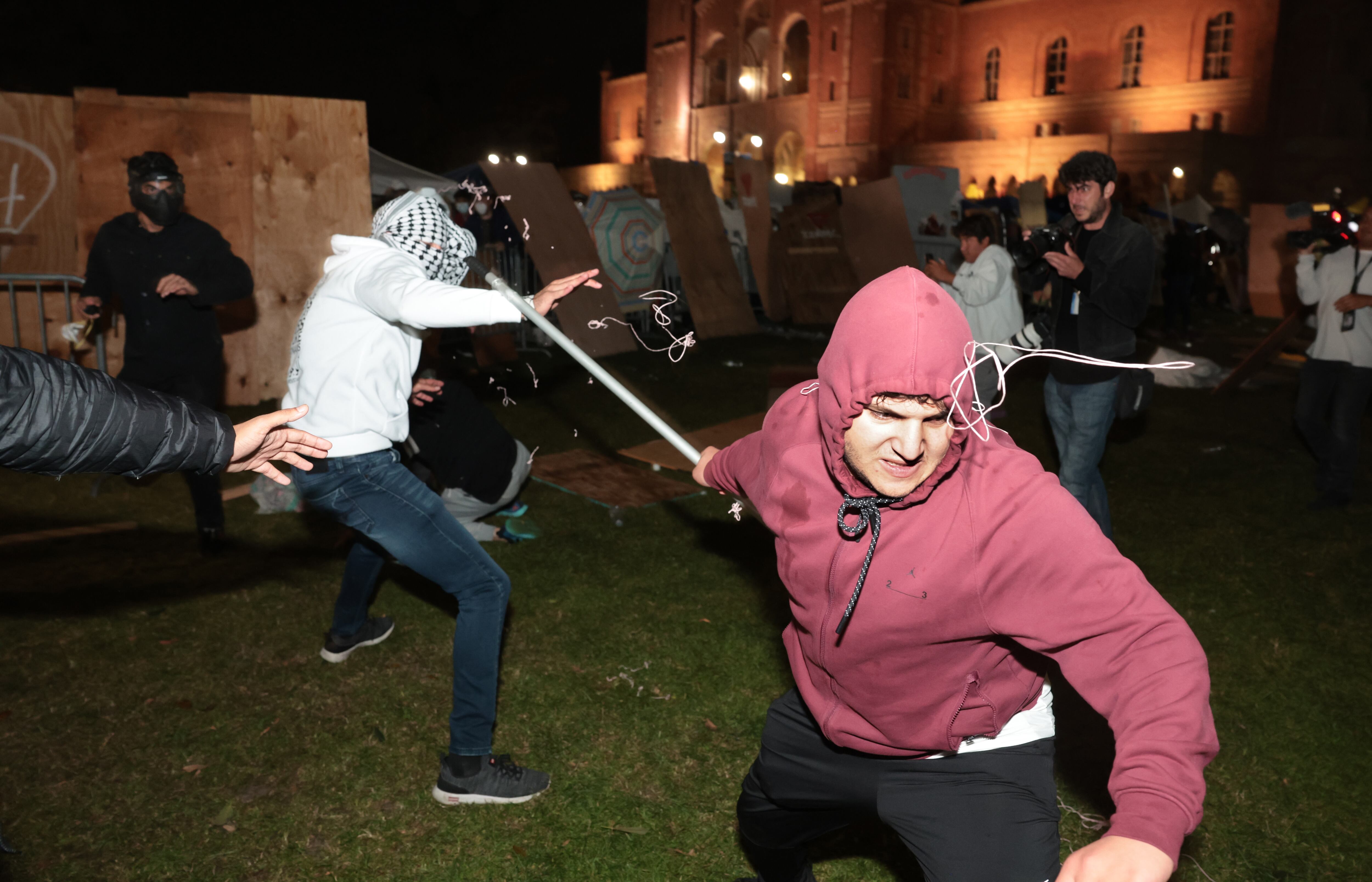 Los manifestantes y contra-manifestantes se golpearon con palos, se lanzaron objetos y se rociaron con químicos.