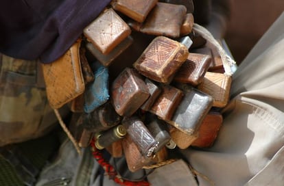 Darfur, Sudán 2007. Según la creencia local, estos textos religiosos envueltos en cuero sirven para protegerse contra las balas. Según decían otros entre risas, también les servían para atraer a las mujeres…  