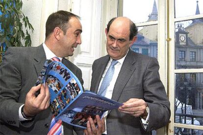 Ignacio Astarloa, junto al secretario de su partido en Segovia, Miguel Ángel de Vicente.