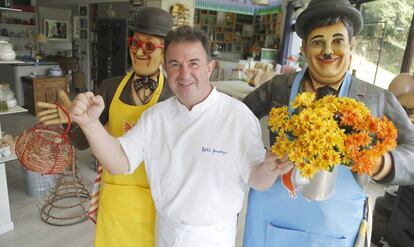 Martín Berasategui cumple en septiembre de 2015 cuatro décadas como cocinero. "Con garrote", su expresión favorita, que acompaña cerrando el puño, tal y como se aprecia en esta fotografía tomada en la planta baja de su restaurante tres estrellas de lasarte-Oria, donde tiene instalado el plató de grabación de los programas de Robin Food.