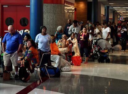 Afectados por Harvey hacen cola para pedir ayuda federal en el refugio provisional del Centro de Convenciones de Houston.