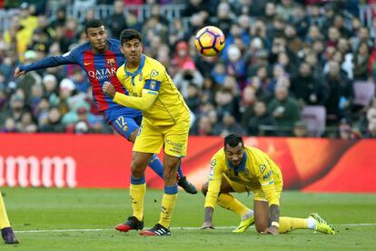 El centrocampista brasileño del Barcelona Rafa Alcantara do Nascimento "Rafinha" (i) lanza ante los jguaores del Las Palmas, Javi Varas.