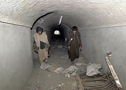 Soldados de la Alianza del Norte caminan por el interior de un túnel cercano a un complejo del mulá Omar.