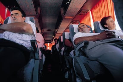 Viajeros en un autob&uacute;s que atraviesa Espa&ntilde;a desde Sevilla a L&eacute;zignan (Francia).