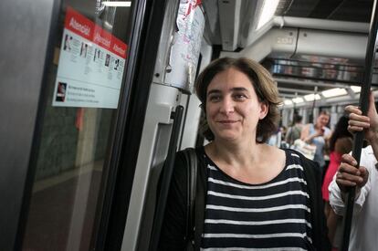 Ada Colau, a l'interior del metro, en el seu primer dia de feina com a primera edil.
