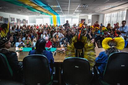 Sala conferencia de la FUNAI tomada simbólicamente por los representantes indígenas de Brasil.