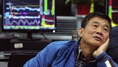 Un inversor, este lunes frente a una pantalla de cotizaciones en la provincia china de Jiangxi.