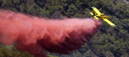 Una avioneta durante las labores de extinci&oacute;n de un incendio en los montes valencianos.