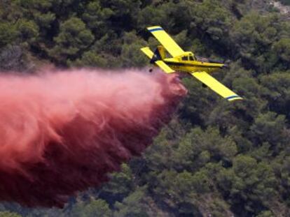 Una avioneta durante las labores de extinción de un incendio en los montes valencianos.
