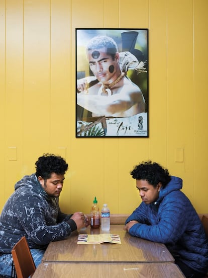 Jumey Faga, de 19 años, y Moses Lui, de 18. Cuando tienen dinero extra, van al Hawaiian Drive Inn. “Hablamos de la vida, él es como mi hermano”, dice Jumey. “Este sitio es para isleños del Pacífico. Me recuerda a casa aunque yo no sea de Samoa”.