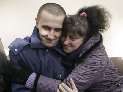 Un prisionero de guerra ucranio se abraza a su madre durante el acto de liberación de prisioneros en Lugansk, Ucrania, este viernes. 