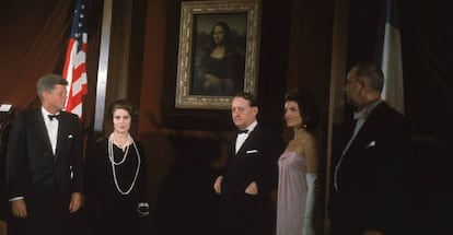 Malraux (centro) y su esposa, Marie-Madeleine Lioux, posan junto a John y Jacqueline Kennedy y Lyndon Johnson, en la National Gallery de Washington en 1963. 