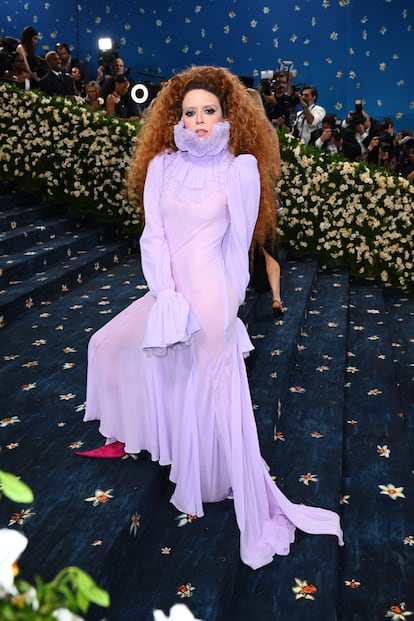 Natasha Lyonne, con vestido semitransparente de Alexander McQueen.