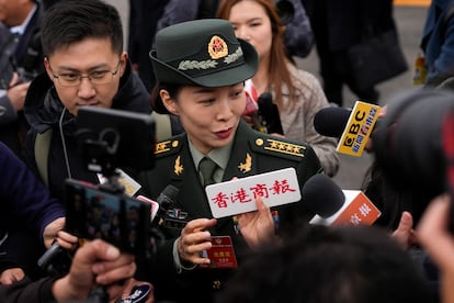 La astronauta china Wang Yaping habla con los periodistas a su llegada a la sesión inaugural de la Conferencia Consultiva Política del Pueblo Chino, el lunes.