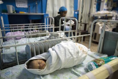 Etiopía. Una unidad de cuidados intensivos (UCI) donde un recién nacido es calentado con radiador eléctrico en el Hospital Dessie Referral.