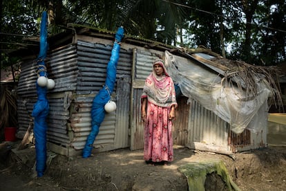 Panchina Begum, madre soltera de 39 años, vive en el norte de Southkhali. Ella cuenta que las inundaciones se lo llevan todo y que cada vez le cuesta más recuperarse de
un desastre natural.