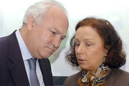 Miguel Angel Moratinos habla ayer con su antecesora en el Ministerio de Asuntos Exteriores, Ana Palacio.