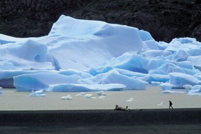El azul eléctrico de un iceberg destaca en el paisaje del parque nacional Torres del Paine, al sur de Chile.