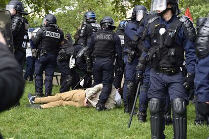 La policía antidisturbios arresta a un manifestante durante una protesta contra las reformas del mercado de trabajo del gobierno en París.