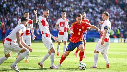 Fabián, rodeado de jugadores de Croacia durante el partido del sábado.