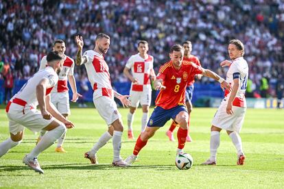 Fabián, rodeado de jugadores de Croacia durante el partido del sábado.