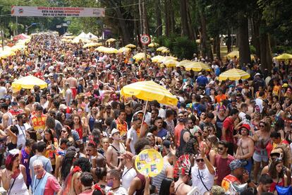 Bloco desfila pelas ruas de São Paulo no carnaval deste ano.