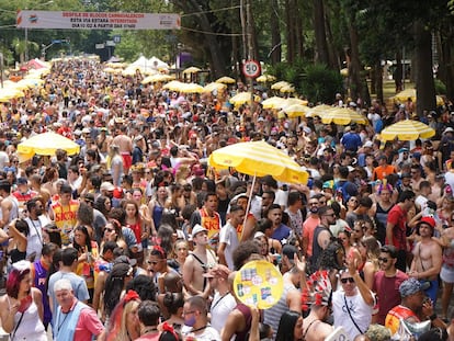 Bloco desfila pelas ruas de São Paulo no carnaval deste ano.