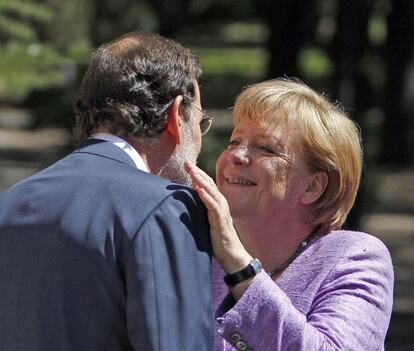 El presidente del Gobierno, Mariano Rajoy, saluda a Angela Merkel a las puertas de La Moncloa.
