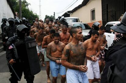 Miembros de la Mara Salvatrucha a su llegada a la prisi&oacute;n de Quezaltepeque.