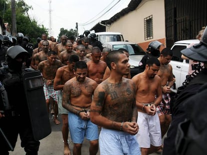 Miembros de la Mara Salvatrucha a su llegada a la prisi&oacute;n de Quezaltepeque.