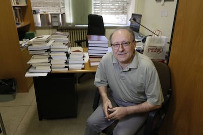 Jos&eacute; Luis Villaca&ntilde;as, catedr&aacute;tico de Filosof&iacute;a, en su despacho de la Universidad Complutense. 