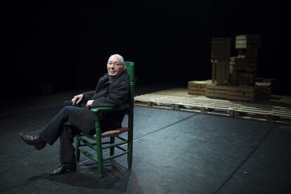 Salvador Távora sentado en su silla de dirigir, en el teatro de Sevilla que lleva su nombre, en 2017.