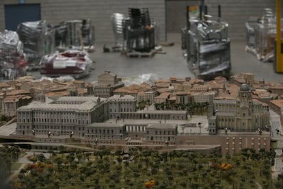 Maqueta del Palacio Real y parte de Campo del Moro. “Nos da pena porque están olvidadas y son tres piezas extraordinarias. Tenemos hasta finales de noviembre para encontrarles un nuevo hogar. Trasladarlo a los nuevos depósitos es complicado porque son costes que hay que asumir”, cuenta José Bonifacio, el Jefe de los nueve museos municipales y de los casi 200 trabajadores que los mantienen en pie.