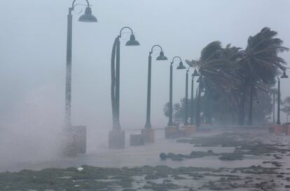 Vista del paseo marítimo de Fajardo (Puerto Rico) afectado por los vientos y lluvias que ha provocado el paso del huracán Irma.  
