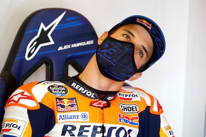 Àlex Márquez, piloto del Repsol Honda, realiza unos estiramientos durante una sesión de entrenamientos libres.