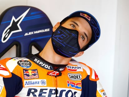 Àlex Márquez, piloto del Repsol Honda, realiza unos estiramientos durante una sesión de entrenamientos libres.