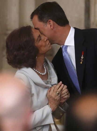 La reina Sofía besa a su hijo, el príncipe Felipe.