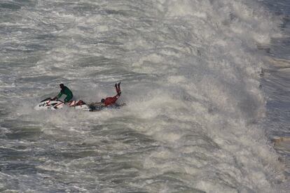 El surfistas británico Andrew Cotton, de 36 años, pone al brasileño Marcelo Luna a salvo tras ser tragado por una de las olas. La asistencia de las motos de aguas es vital para que los deportistas puedan afrontar con garantías este tipo de jornadas. Otra medida de seguridad que ha reducido drásticamente los incidentes ha sido la aparición de los chalecos infables que ayudan al surfista a volver a la superficie una vez actividados. En la imagen se puede ver, de hecho, que el dispositivo de Luna está inflado.