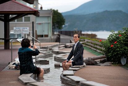 Turistas en un <i>ashiyu</i>, aguas termales para los pies, junto al volcán de Sakurajima. Tarumisu, Kagoshima.